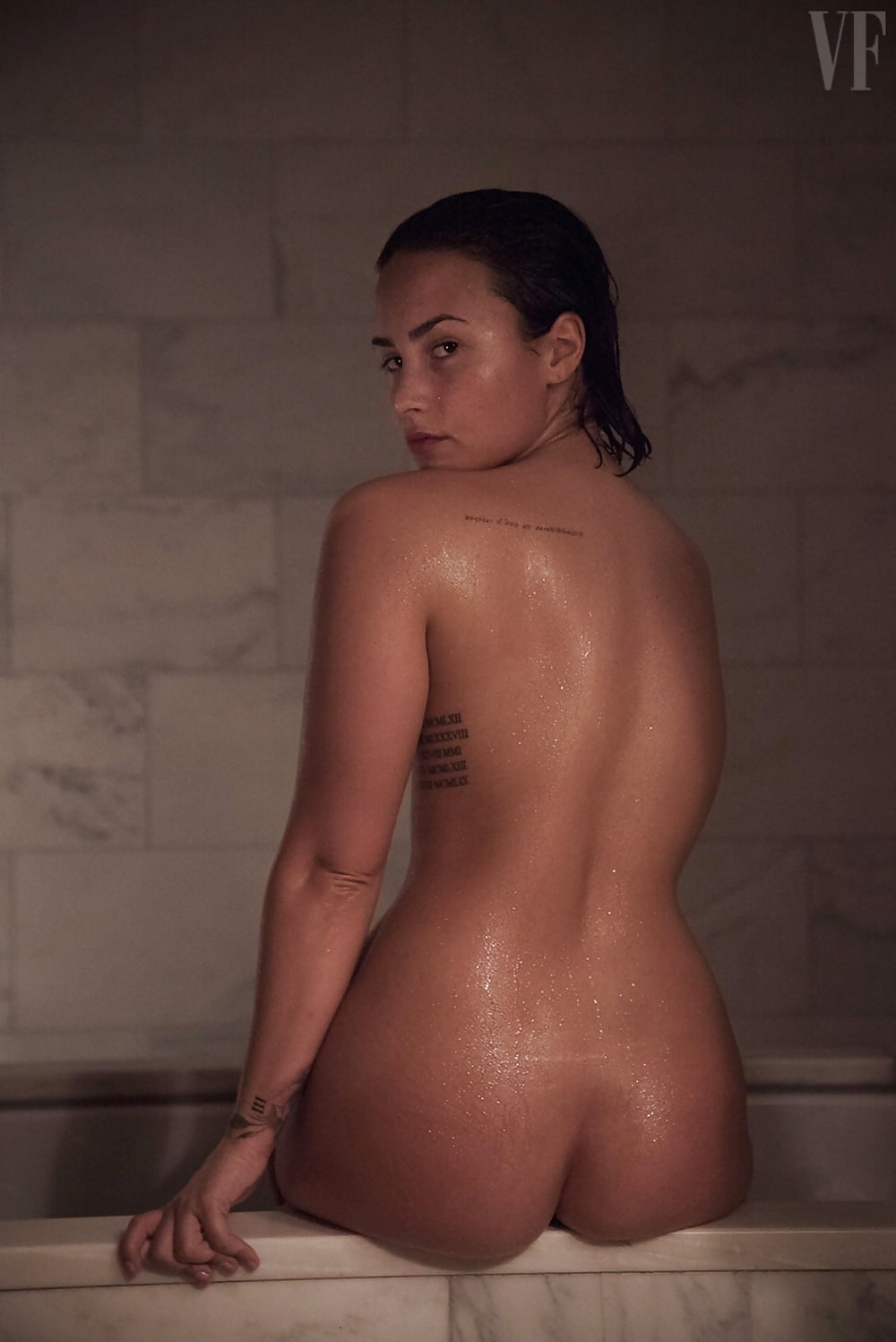 Demi Lovato Nude Pic photo 10