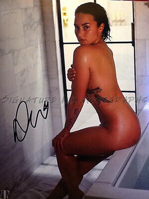 Demi Lovato Nude Pic photo 2