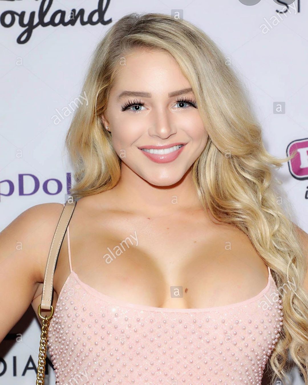 Miss Courtney Tailor photo 18